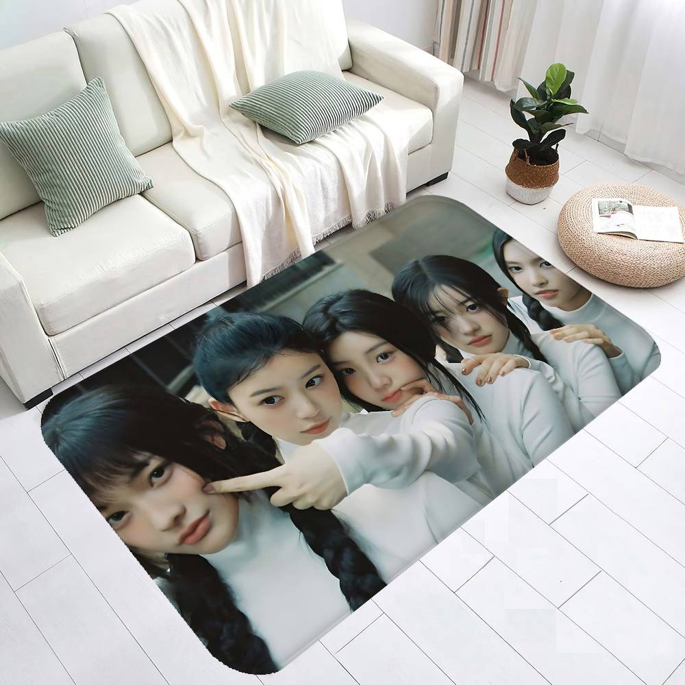 Home Textiles Group - Tappetino d'ingresso Kpop Group I-Illit Cute